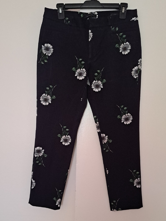 Banana Republic Denim - Banana Republic Black Floral Ankle Jeans  White Daisy Like Flowers .